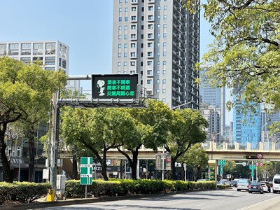 中市將Snoopy形象衍伸應用至市區資訊可變標誌設備，提醒用路人留意交通資訊