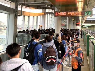 明道中學學生放學後在九德站月台候車狀況。