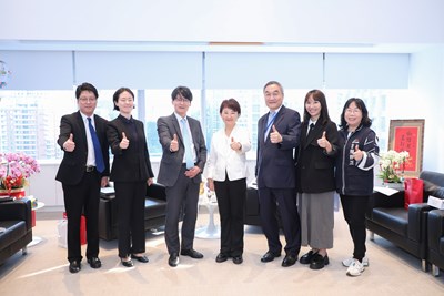 盧市長與高尚郁代理代表等人合照