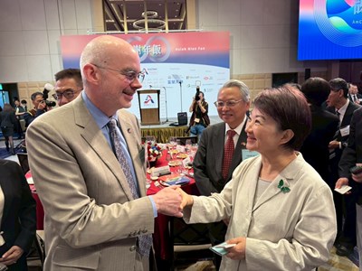 盧市長與美國在台協會(AIT)處長谷立言分享台中產業成果