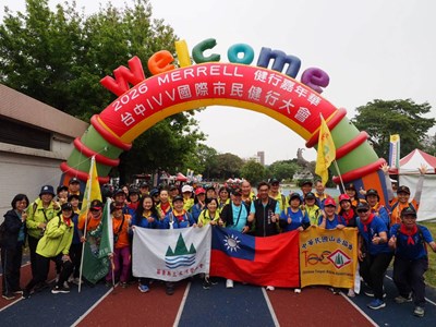 臺中IVV國際市民健行大會於中區光復國小登場，吸引約1,200名民眾參與。