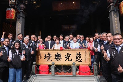 盧市長見證集團婚禮 贈匾感謝媽祖庇佑