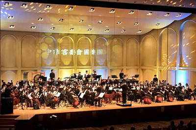 中市客委會國樂團與嘉義國中國樂班，同台共演「玉峯初陽」用音樂城市交流