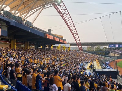 職棒中信兄弟洲際主場開幕戰湧入破萬球迷進場應援，現場氣氛熱烈，展現高人氣。
