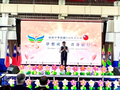 02蔣偉民局長代表市長盧秀燕出席臺中市慶祝115年青年節優秀青年表揚大會，向獲獎青年表