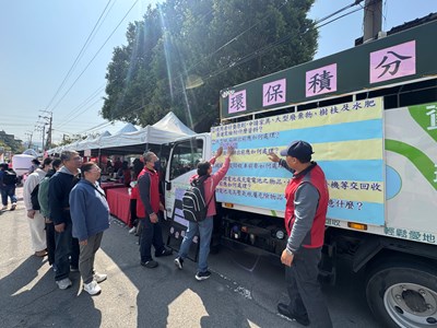 民眾踴躍參與環保積分互動式問答_照片，讓參與民眾在活動過程中學習_正確的回收分類知