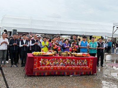 副秘書長林育鴻率領大家一同虔誠祭拜。