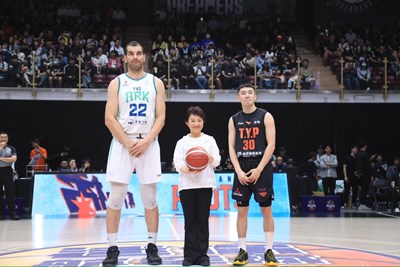 盧市長與桃園璞園領航猿的後衛白曜誠及新竹洋基工程馬爾他籍中鋒德古拉（Samuel Deguara）合影