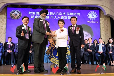 國際獅子會總會長A.P.辛格致贈紀念品給盧市長
