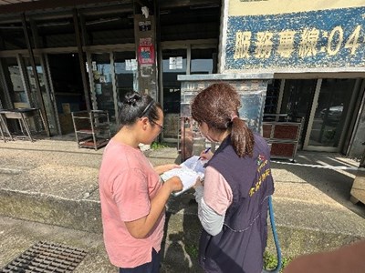 食安處稽查員與業者確認機台標示查核資料