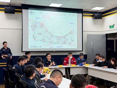 由第八大隊大隊長呂鴻隆(中間持麥克風者)擔任搶救演練指揮官