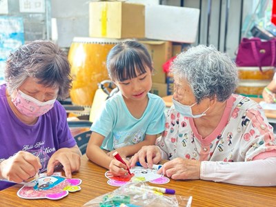阿嬤和孫女一同完成數字油畫