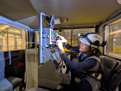 維修人員操作特殊車輛進行維修保養作業。