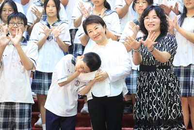 盧市長與學生溫馨合照