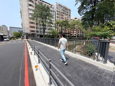 02-建設局投入1,800萬元推動「西屯區逢甲一號橋新設人行橋工程」，並已於7日順利完工開
