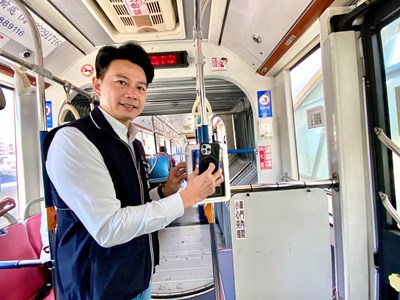 市民限定乘車碼推出後，市民持手機掃碼搭乘公車即享雙十公車優惠_0