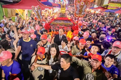 市長盧秀燕今晚親自扶轎恭送媽祖起駕