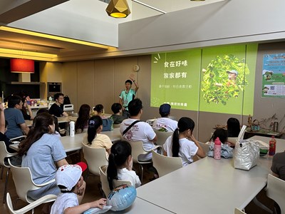 01城市耕農雞農場陳君如老師引導親子認識農產作物