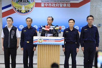 由左至右分別為刑大紀大隊長、陳副局長、吳局長、張督察長、第六分局吳副分局長