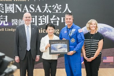 林琪兒醫師回贈盧市長其在太空站拍攝的台灣照片