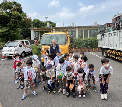 活動結束小朋友在垃圾車及回收車前合影