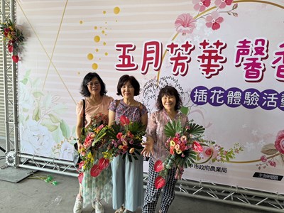 民眾開心展示自己插花作品2