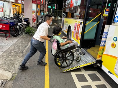 台中公車暖心服務再添佳話，駕駛細心協助輪椅乘客獲肯定。