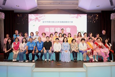 盧市長和受表揚的媽媽們合影