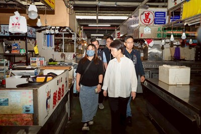 市府最後呼籲各市場、夜市及餐飲業者，勿將含油污水或廚餘殘渣任意排入側溝