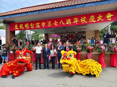 祥獅慶賀與貴賓合影