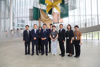 臺中市府與金澤市參訪來賓合照，展開臺日城市文化經驗交流。圖片提供：臺中市立圖書館。