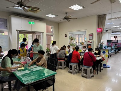 民眾踴躍參加篩檢活動，工作人員協助填寫檢查資料及衛教