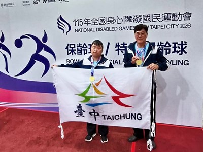 臺中保齡球代表隊袁朝盛（右）、蔡勝雄（左）攜手摘金，替臺中隊拿下賽會首金