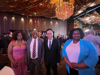 經發局張峯源局長（右2）、南非聯絡辦事處代表Mr. Zakhele Samson Mnisi（左2）史瓦帝尼王國大