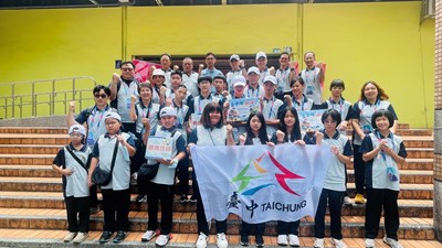 臺中市政府運動局游局長與社團法人臺中市體育總理事長林孟令率團一同為臺中市代表隊加油