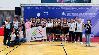 運動局游局長與社團法人臺中市身心障礙體育總會理事長一同慰勞聽障男女籃