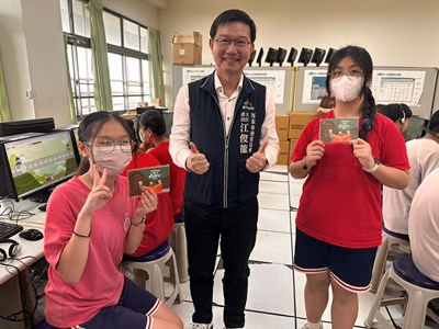 東勢國中同學們順利過關，江主委贈送臺中客家文創小物