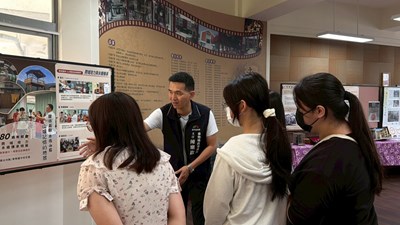 展場解說東勢國中學生在東勢地政志工的表現讓畢業校友刮目相看