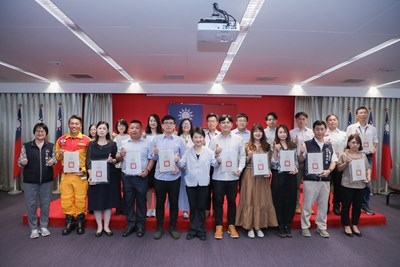 中市府頒獎表揚19位模範公務人員，盧市長肯定19位獲獎同仁表現與貢獻。