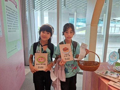 學童提著可愛菜籃挑選喜愛的閱讀食材，客製專屬閱讀套餐