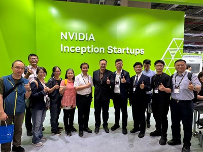 市府跨機關與東海大學組團參訪，於 COMPUTEX 2026 輝達創新攤位合影