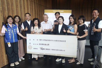 局長與大雅廚具董事長賢伉儷及各級長官捐贈儀式合影_0
