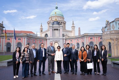 副議長格尼爾克與市府訪團成員於邦議會合影