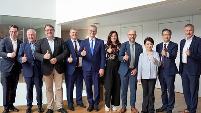 德國國會友台小組主席徐德分等8位國會議員，比照去年蔡英文前總統訪德國規格，盛大接待盧秀燕市長並親自導覽國會大廈。

（由左至右：國會友台小組謝費爾議員、魏爾胥議員、穆勒議員、卡福特議員、萊爾榭議員、副主席艾欣議員、主席徐德分議員、盧市長、駐德國代表處谷瑞生大使、布羅德塞瑟議員）
