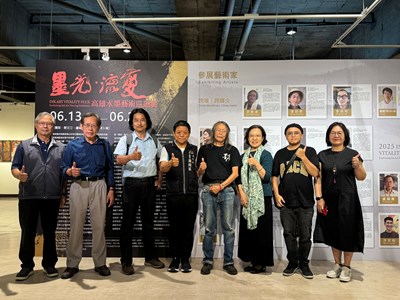 臺中市政府文化局副局長施純福與高雄市政府文化局副局長簡美玲與策展人及參展藝術家_0
