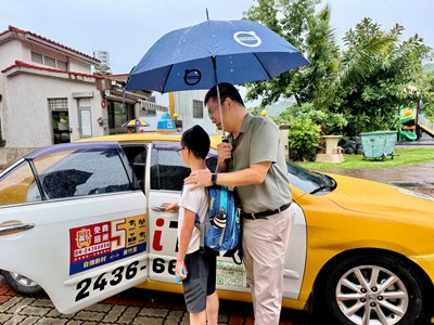 「有你們真好！」畢業生暖心卡片謝謝小黃公車一路守護上學路。