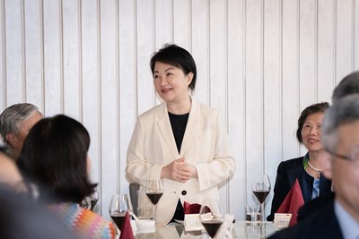 盧市長於僑宴席間感謝海外僑胞對台灣長期以來的支持，並分享台中與歐洲透過半導體等科技產業合作及人才交 流，彼此有著緊密連結。