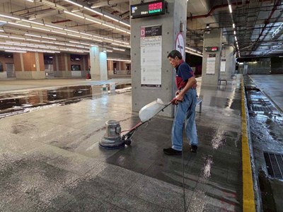台中車站公車候車月台進行清潔消毒，提供民眾整潔候車環境