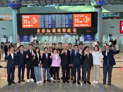 立法院長韓國瑜率領跨黨派立法委員訪問美國，今（21）日啟程出訪。台中市副市長鄭照新代表市長盧秀燕前往送行，祝福訪團此行順利圓滿、成果豐碩。