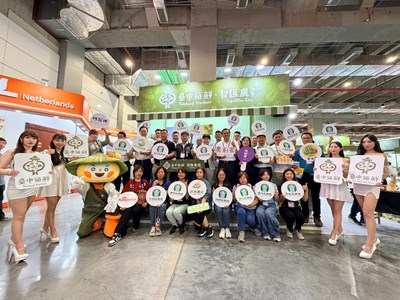 2、出席貴賓及參展單位於臺中館合影。